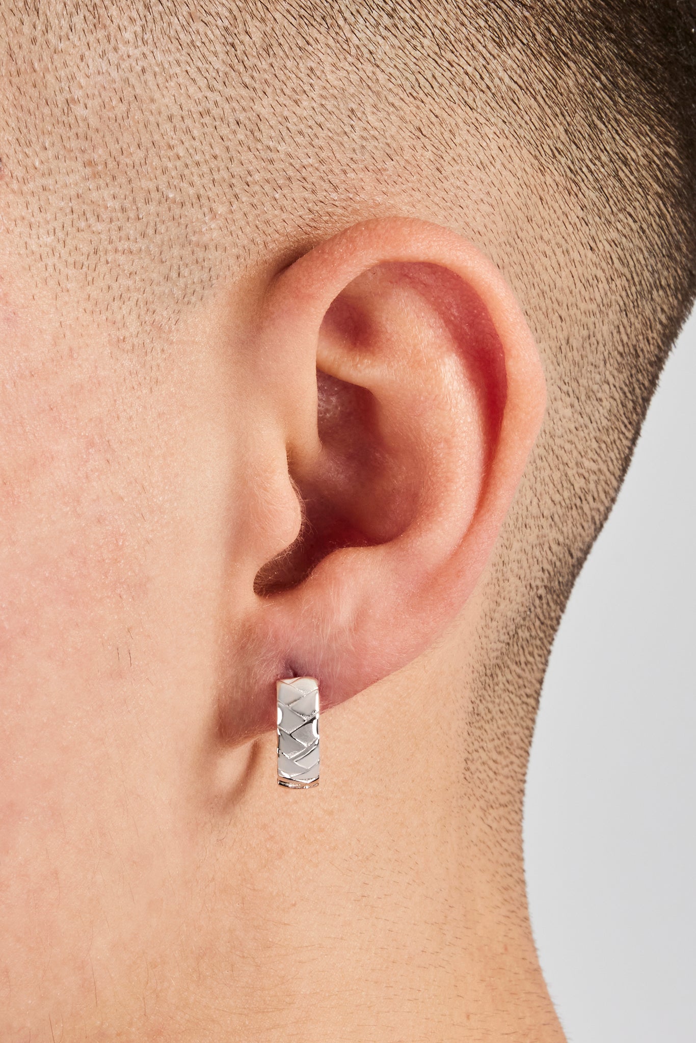 Polierte gewebte Huggie-Ohrringe – 15 mm